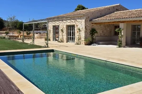 casa reformada con piscina en invierno para disfrutarla en verano